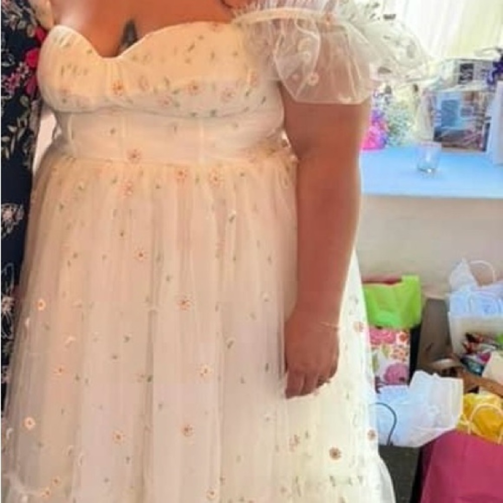 Ava Gowns White Daisy Midi Dress.